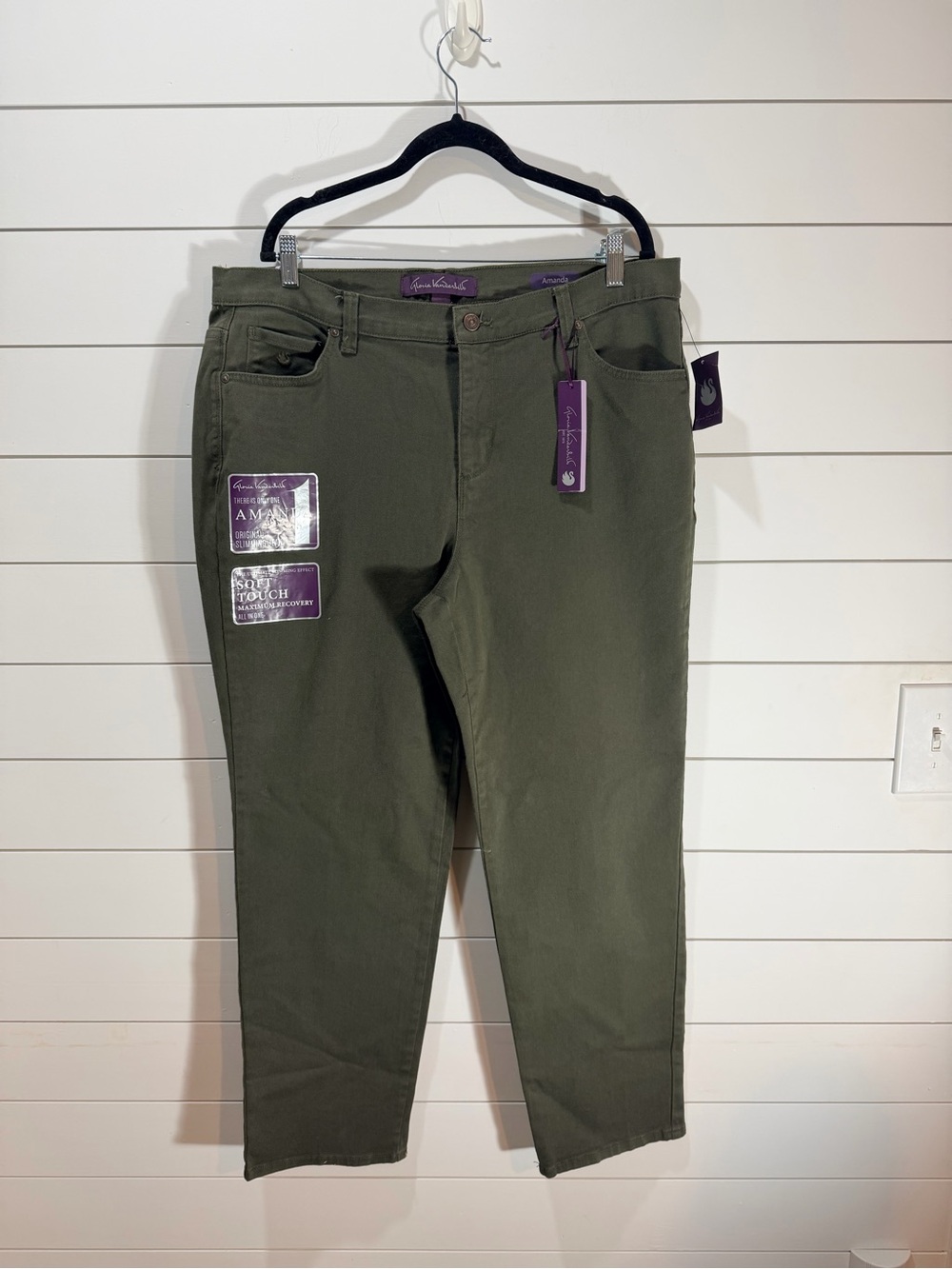 Gloria Vanderbilt women’s size 16 W Moss green Amanda Jean tapered leg NWT